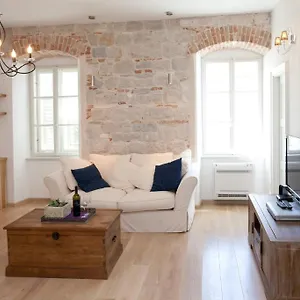 stylish-theatre-apartments.splithotels.org/